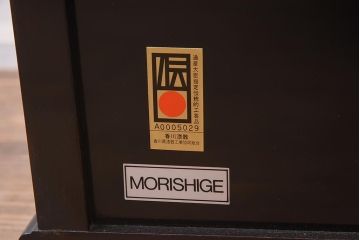 在庫未使用品　IDC大塚家具　モリシゲ(MORISHIGE/森繁)　風月九45ウルミ刷毛目塗彫漆梅旭　上品な和の空間を演出する和棚(定価約85万円)(R-041829)