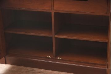 在庫未使用品　IDC大塚家具　Baker(ベーカー社)　3733　チェリー材　ダイニングキャビネット(収納棚、飾り棚)(定価約191万円)(R-041851)