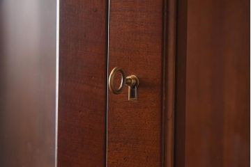 在庫未使用品　IDC大塚家具　Baker(ベーカー社)　3733　チェリー材　ダイニングキャビネット(収納棚、飾り棚)(定価約191万円)(R-041851)