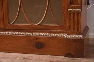 展示品　IDC大塚家具　Baker(ベイカー社)　1967G　クラシカルなブックケース(本箱、収納棚、飾り棚、キャビネット)(定価約167万円)(R-041852)