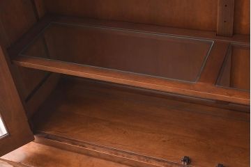 在庫未使用品　IDC大塚家具　ヘンレドン(HENREDON)　2000-22　アンティーク調　ダウンライト付き　ゆらゆらガラス入りのキャビネット(食器棚、飾り棚)(定価約85万円)(R-041854)