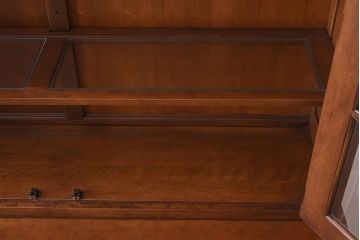 在庫未使用品　IDC大塚家具　ヘンレドン(HENREDON)　2000-22　アンティーク調　ダウンライト付き　ゆらゆらガラス入りのキャビネット(食器棚、飾り棚)(定価約85万円)(R-041854)