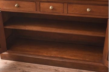 在庫未使用品　IDC大塚家具　ヘンレドン(HENREDON)　2000-22　アンティーク調　ダウンライト付き　ゆらゆらガラス入りのキャビネット(食器棚、飾り棚)(定価約85万円)(R-041854)