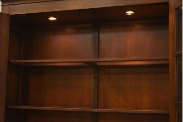 在庫未使用品　IDC大塚家具　ヘンレドン(HENREDON)　2000-22　アンティーク調　ダウンライト付き　ゆらゆらガラス入りのキャビネット(食器棚、飾り棚)(定価約85万円)(R-041854)