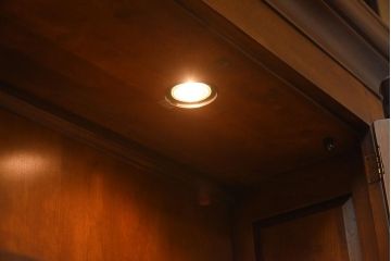 在庫未使用品　IDC大塚家具　ヘンレドン(HENREDON)　2000-22　アンティーク調　ダウンライト付き　ゆらゆらガラス入りのキャビネット(食器棚、飾り棚)(定価約85万円)(R-041854)