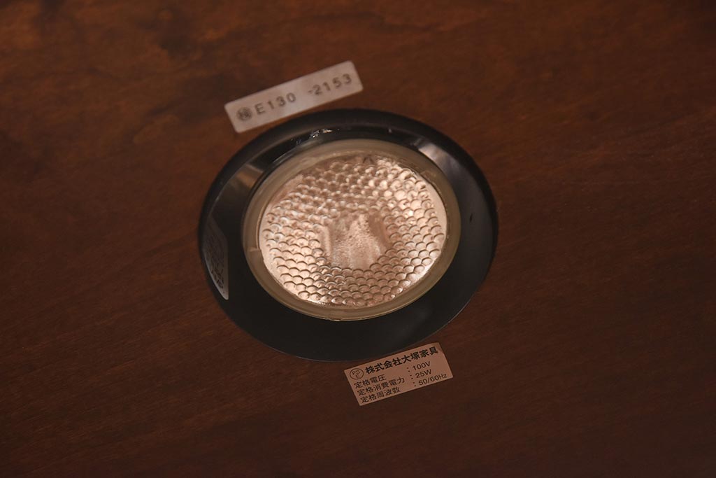 在庫未使用品　IDC大塚家具　ヘンレドン(HENREDON)　2000-22　アンティーク調　ダウンライト付き　ゆらゆらガラス入りのキャビネット(食器棚、飾り棚)(定価約85万円)(R-041854)