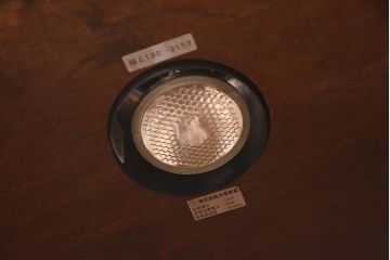 在庫未使用品　IDC大塚家具　ヘンレドン(HENREDON)　2000-22　アンティーク調　ダウンライト付き　ゆらゆらガラス入りのキャビネット(食器棚、飾り棚)(定価約85万円)(R-041854)