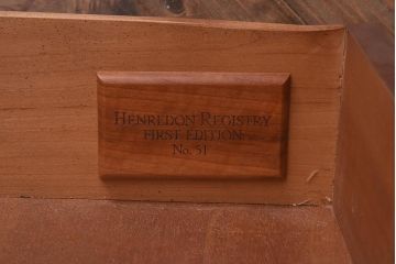 在庫未使用品　IDC大塚家具　ヘンレドン(HENREDON)　2000-22　アンティーク調　ダウンライト付き　ゆらゆらガラス入りのキャビネット(食器棚、飾り棚)(定価約85万円)(R-041854)