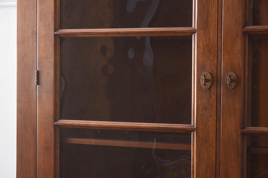 在庫未使用品　IDC大塚家具　ヘンレドン(HENREDON)　2000-22　アンティーク調　ダウンライト付き　ゆらゆらガラス入りのキャビネット(食器棚、飾り棚)(定価約85万円)(R-041854)