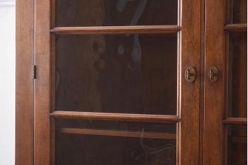 在庫未使用品　IDC大塚家具　ヘンレドン(HENREDON)　2000-22　アンティーク調　ダウンライト付き　ゆらゆらガラス入りのキャビネット(食器棚、飾り棚)(定価約85万円)(R-041854)