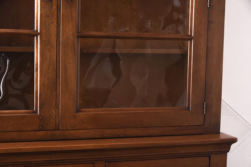 在庫未使用品　IDC大塚家具　ヘンレドン(HENREDON)　2000-22　アンティーク調　ダウンライト付き　ゆらゆらガラス入りのキャビネット(食器棚、飾り棚)(定価約85万円)(R-041854)