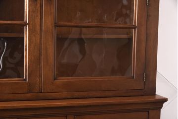 在庫未使用品　IDC大塚家具　ヘンレドン(HENREDON)　2000-22　アンティーク調　ダウンライト付き　ゆらゆらガラス入りのキャビネット(食器棚、飾り棚)(定価約85万円)(R-041854)