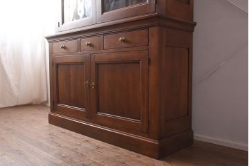 在庫未使用品　IDC大塚家具　ヘンレドン(HENREDON)　2000-22　アンティーク調　ダウンライト付き　ゆらゆらガラス入りのキャビネット(食器棚、飾り棚)(定価約85万円)(R-041854)