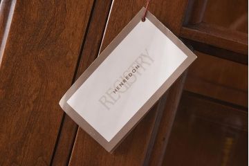 在庫未使用品　IDC大塚家具　ヘンレドン(HENREDON)　2000-22　アンティーク調　ダウンライト付き　ゆらゆらガラス入りのキャビネット(食器棚、飾り棚)(定価約85万円)(R-041854)