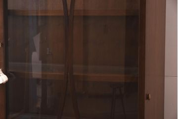 在庫未使用品　IDC大塚家具　ヘンレドン(HENREDON)　B8000-22-122　ガラス扉のキャビネット(飾り棚、陳列棚)(定価約215万円)(R-041856)