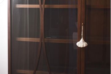 在庫未使用品　IDC大塚家具　ヘンレドン(HENREDON)　B8000-22-122　ガラス扉のキャビネット(飾り棚、陳列棚)(定価約215万円)(R-041856)