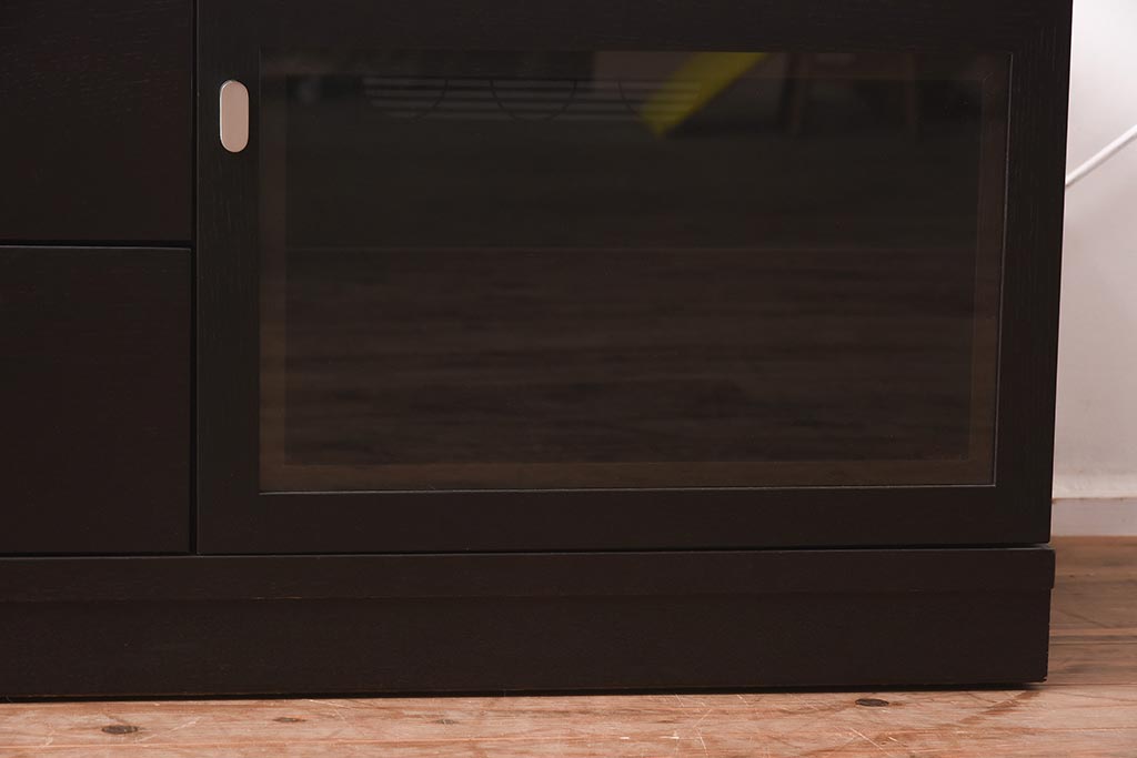 在庫未使用品　IDC大塚家具　アーリー・タイムスアルファ　エレール150F　金属取っ手のテレビ台(TVボード、ローボード)(定価約22万円)(R-041858)