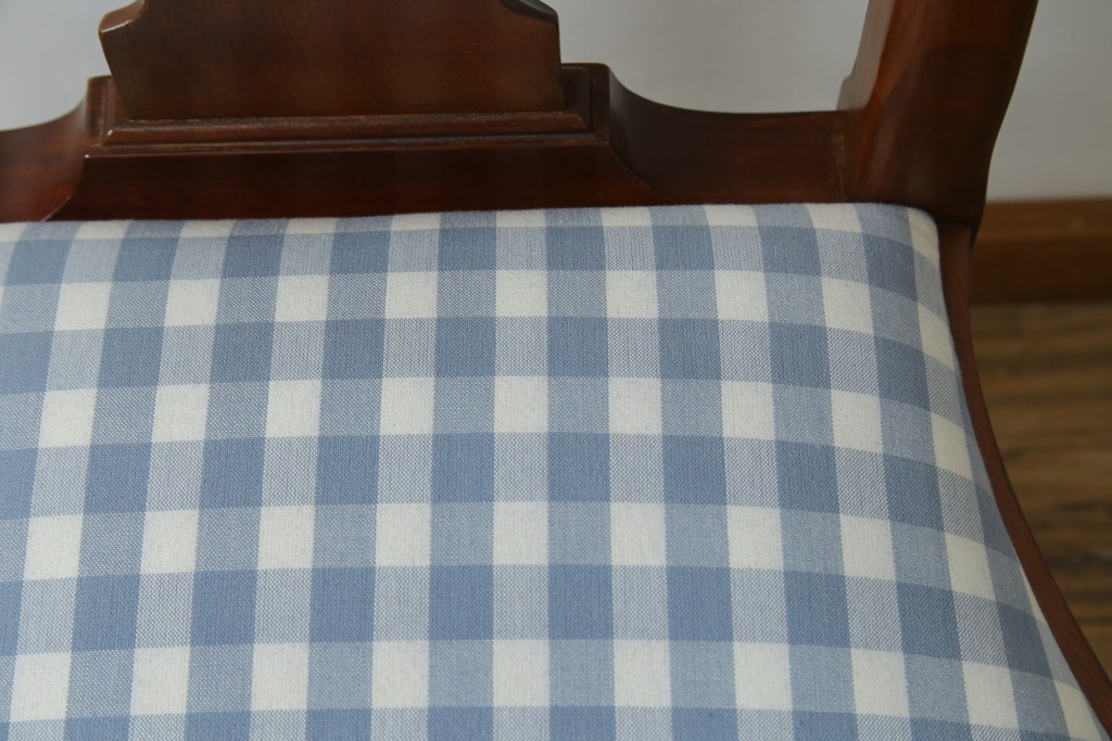 中古　IDC大塚家具　ヒッコリーチェア社(HICKORY CHAIR)　マホガニー材　805-02　ブルーのギンガムチェックが愛らしいチェア　定価約10万円　(R-041865)