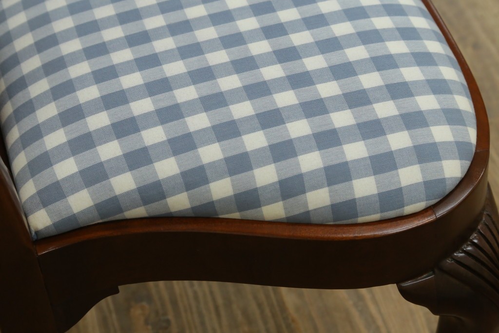 中古　IDC大塚家具　ヒッコリーチェア社(HICKORY CHAIR)　マホガニー材　805-02　ブルーのギンガムチェックが愛らしいチェア　定価約10万円　(R-041865)