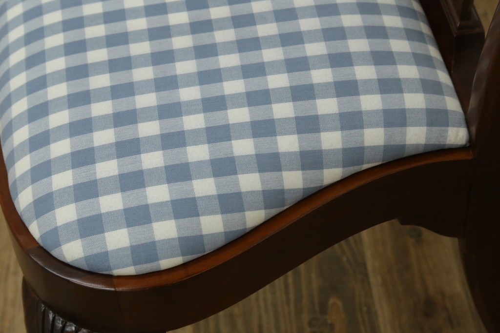 中古　IDC大塚家具　ヒッコリーチェア社(HICKORY CHAIR)　マホガニー材　805-02　ブルーのギンガムチェックが愛らしいチェア　定価約10万円　(R-041865)