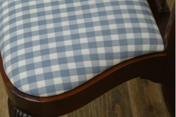 中古　IDC大塚家具　ヒッコリーチェア社(HICKORY CHAIR)　マホガニー材　805-02　ブルーのギンガムチェックが愛らしいチェア　定価約10万円　(R-041865)