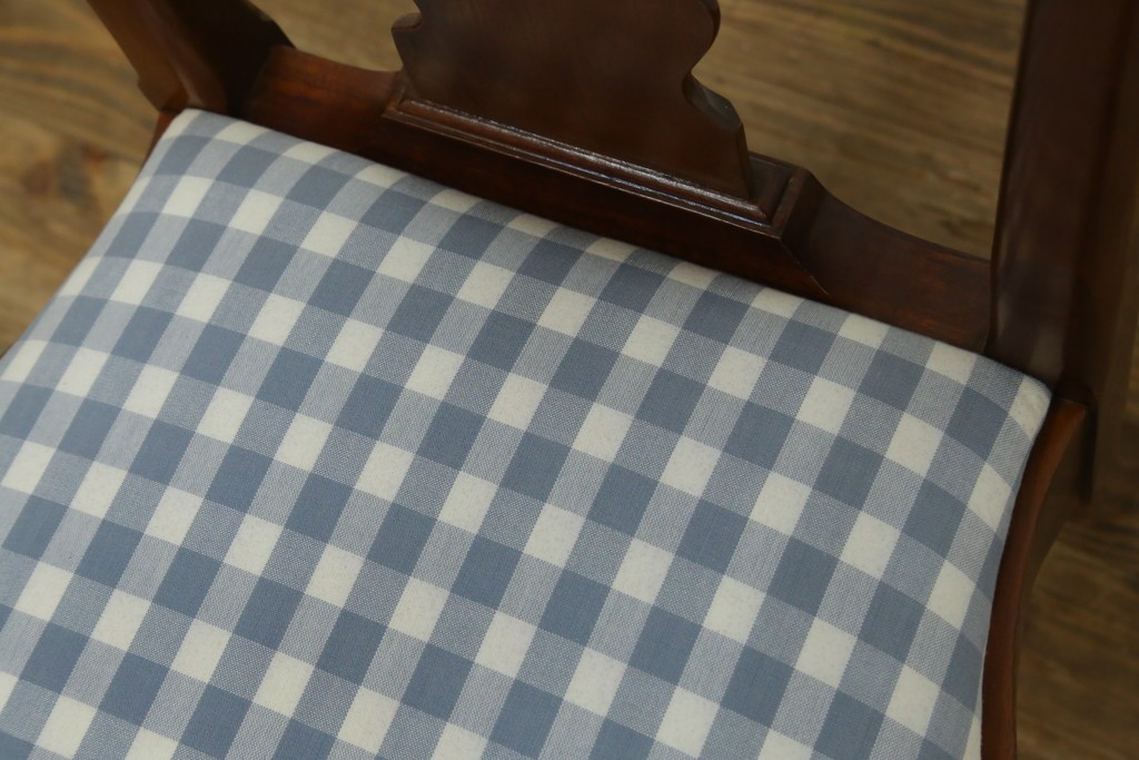 中古　IDC大塚家具　ヒッコリーチェア社(HICKORY CHAIR)　マホガニー材　805-02　ブルーのギンガムチェックが愛らしいチェア　定価約10万円　(R-041865)
