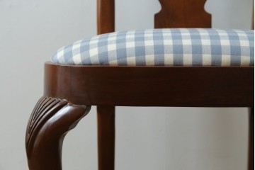 中古　IDC大塚家具　ヒッコリーチェア社(HICKORY CHAIR)　マホガニー材　805-02　ブルーのギンガムチェックが愛らしいチェア　定価約10万円　(R-041865)
