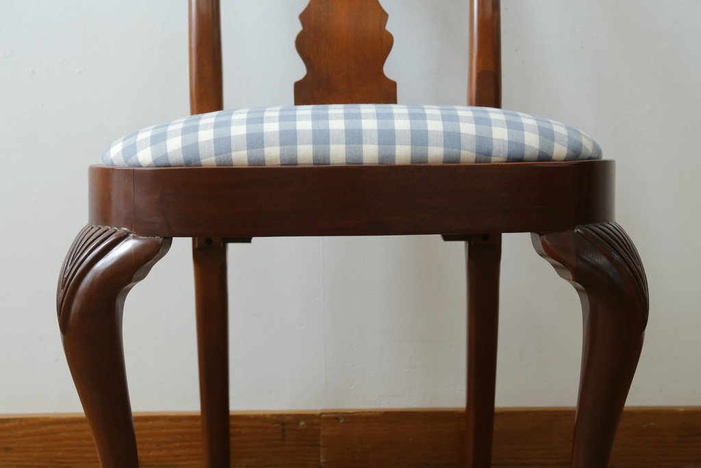 中古　IDC大塚家具　ヒッコリーチェア社(HICKORY CHAIR)　マホガニー材　805-02　ブルーのギンガムチェックが愛らしいチェア　定価約10万円　(R-041865)