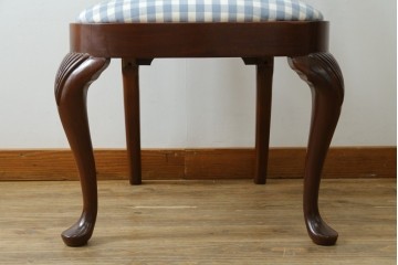 中古　IDC大塚家具　ヒッコリーチェア社(HICKORY CHAIR)　マホガニー材　805-02　ブルーのギンガムチェックが愛らしいチェア　定価約10万円　(R-041865)