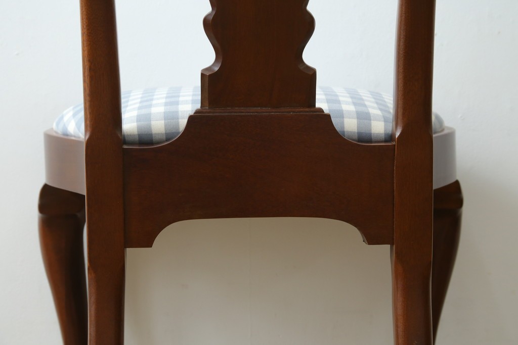 中古　IDC大塚家具　ヒッコリーチェア社(HICKORY CHAIR)　マホガニー材　805-02　ブルーのギンガムチェックが愛らしいチェア　定価約10万円　(R-041865)