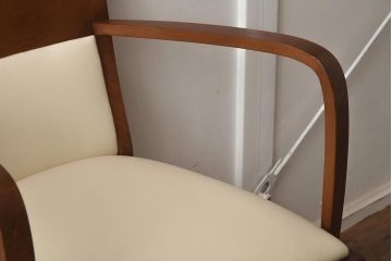 在庫未使用品　IDC大塚家具　バロッサバレンティ(VARO,S.A. VALENTI)　2594/00　革アイボリー　アームチェア(椅子、ダイニングチェア)(定価約25万円)(R-041875)