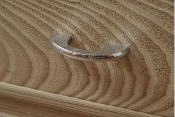 在庫未使用品　IDC大塚家具　加茂総桐箪笥　胴厚　時代仕上げ　吊洋タンス(総桐たんす、ワードローブ、洋服たんす)(定価約231万円)(R-041883)