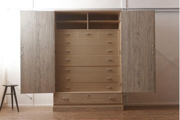 在庫未使用品　IDC大塚家具　加茂総桐箪笥　胴厚 時代仕上げ　昇りタンス(総桐たんす、衣装たんす)(定価約272万円)(R-041884)