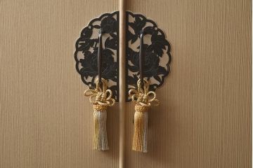 在庫未使用品　IDC大塚家具　加茂桐タンス　桐と牡丹　胴丸　着物タンス(総桐たんす、衣装たんす、加茂総桐箪笥)(定価約114万円)(R-041885)