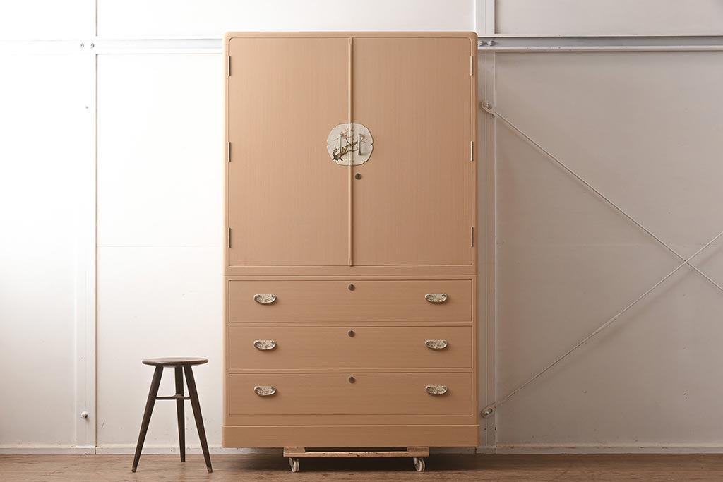 在庫未使用品　IDC大塚家具　家具のカネトク　3.5尺　下三大洋胴厚　寿梅　白　桐タンス(衣装箪笥、着物箪笥、桐箪笥、桐たんす)(定価約58万円)(R-041891)