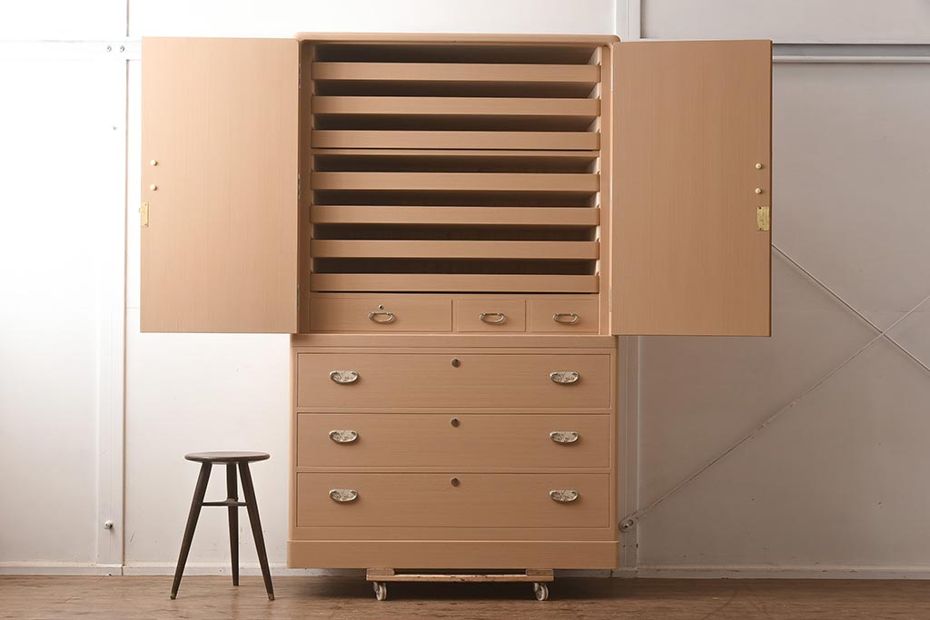 在庫未使用品　IDC大塚家具　家具のカネトク　3.5尺　下三大洋胴厚　寿梅　白　桐タンス(衣装箪笥、着物箪笥、桐箪笥、桐たんす)(定価約58万円)(R-041891)