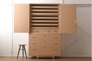 在庫未使用品　IDC大塚家具　家具のカネトク　3.5尺　下三大洋胴厚　寿梅　白　桐タンス(衣装箪笥、着物箪笥、桐箪笥、桐たんす)(定価約58万円)(R-041891)