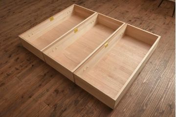 在庫未使用品　IDC大塚家具　家具のカネトク　3.5尺　下三大洋胴厚　寿梅　白　桐タンス(衣装箪笥、着物箪笥、桐箪笥、桐たんす)(定価約58万円)(R-041891)