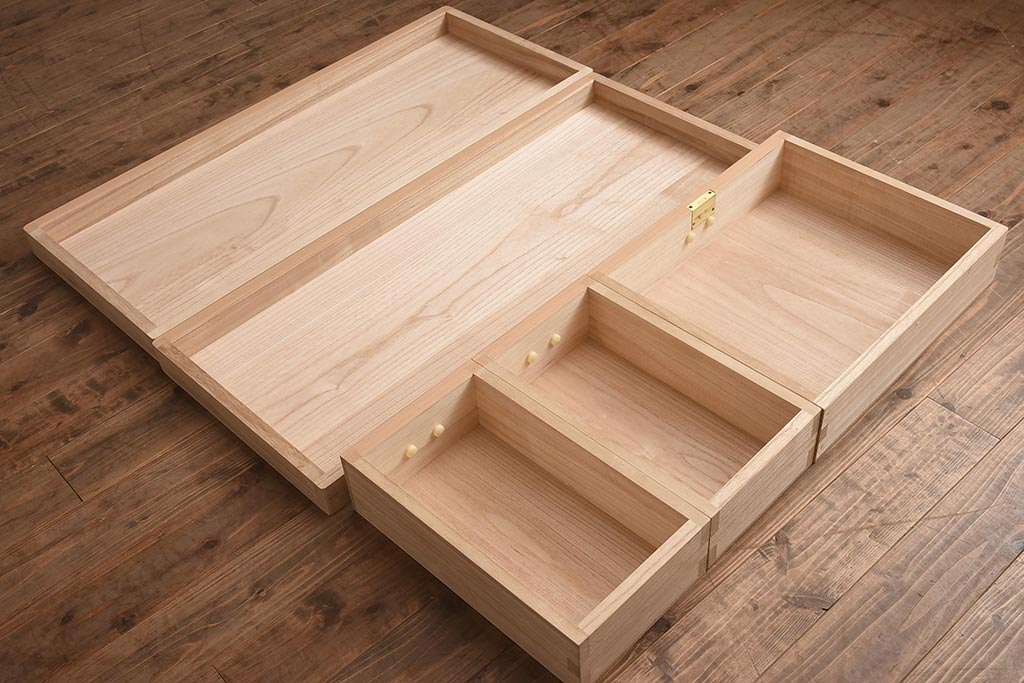 在庫未使用品　IDC大塚家具　家具のカネトク　3.5尺　下三大洋胴厚　寿梅　白　桐タンス(衣装箪笥、着物箪笥、桐箪笥、桐たんす)(定価約58万円)(R-041891)