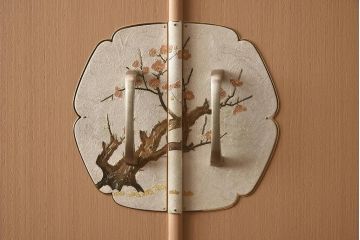 在庫未使用品　IDC大塚家具　家具のカネトク　3.5尺　下三大洋胴厚　寿梅　白　桐タンス(衣装箪笥、着物箪笥、桐箪笥、桐たんす)(定価約58万円)(R-041891)