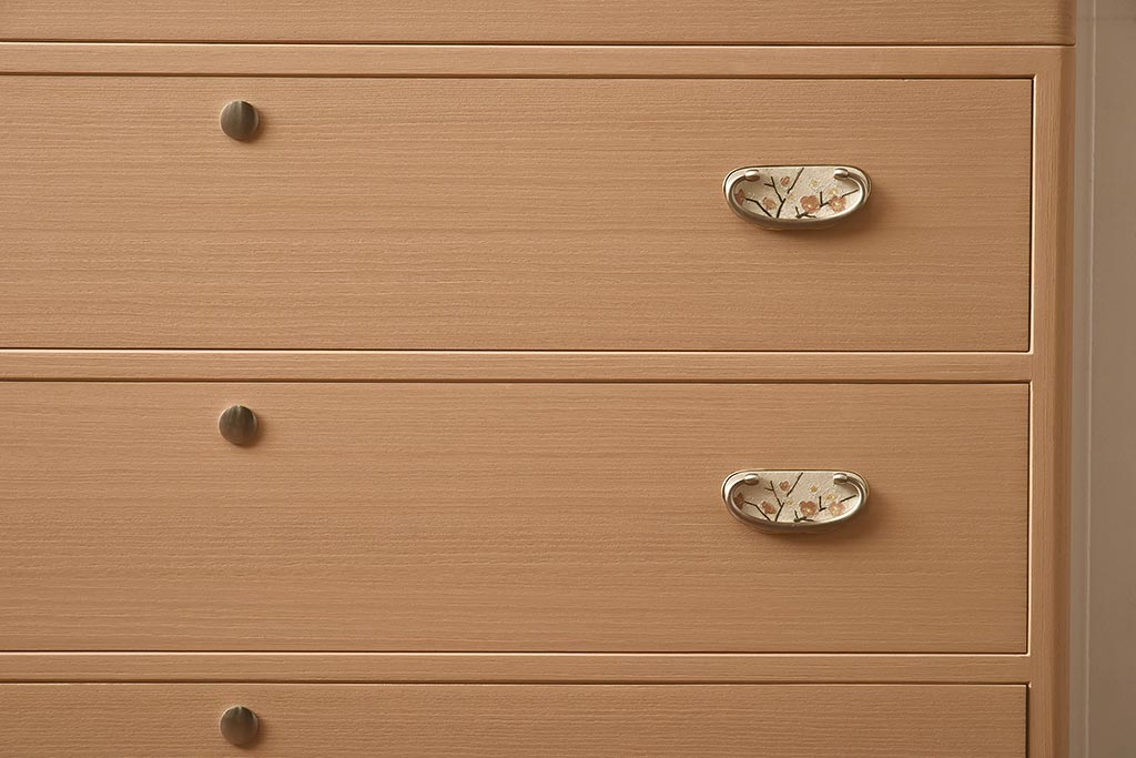 在庫未使用品　IDC大塚家具　家具のカネトク　3.5尺　下三大洋胴厚　寿梅　白　桐タンス(衣装箪笥、着物箪笥、桐箪笥、桐たんす)(定価約58万円)(R-041891)