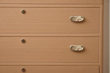 在庫未使用品　IDC大塚家具　家具のカネトク　3.5尺　下三大洋胴厚　寿梅　白　桐タンス(衣装箪笥、着物箪笥、桐箪笥、桐たんす)(定価約58万円)(R-041891)