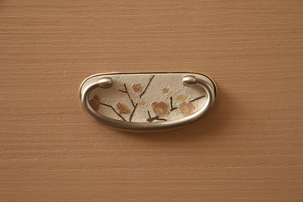 在庫未使用品　IDC大塚家具　家具のカネトク　3.5尺　下三大洋胴厚　寿梅　白　桐タンス(衣装箪笥、着物箪笥、桐箪笥、桐たんす)(定価約58万円)(R-041891)