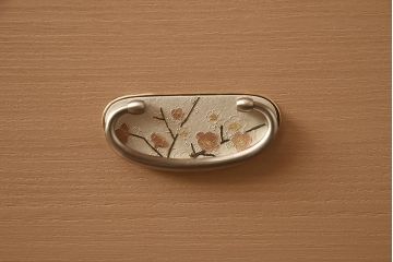 在庫未使用品　IDC大塚家具　家具のカネトク　3.5尺　下三大洋胴厚　寿梅　白　桐タンス(衣装箪笥、着物箪笥、桐箪笥、桐たんす)(定価約58万円)(R-041891)