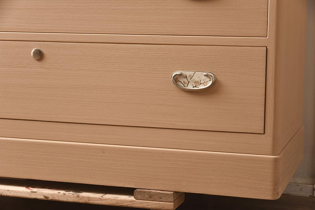 在庫未使用品　IDC大塚家具　家具のカネトク　3.5尺　下三大洋胴厚　寿梅　白　桐タンス(衣装箪笥、着物箪笥、桐箪笥、桐たんす)(定価約58万円)(R-041891)