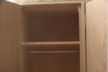 在庫未使用品　IDC大塚家具　加茂総桐箪笥　桃山　時代仕上げ　洋服タンス(総桐たんす、ワードローブ、着物たんす)(定価約398万円)(R-041893)