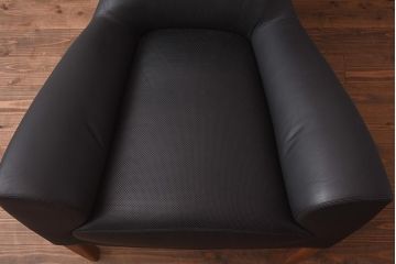 展示品　IDC大塚家具　LINLEY(リンレイ)　アストネット　革ブラック　アームチェア(一人掛けソファ、1人掛け)(定価約90万円)(R-041898)