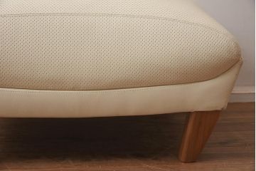 展示品　IDC大塚家具　LINLEY(リンレイ)　アストネット　革ホワイト　オットマン(フットスツール)(定価約33万円)(R-041900)