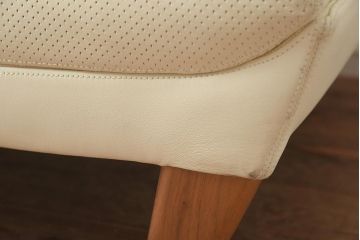 展示品　IDC大塚家具　LINLEY(リンレイ)　アストネット　革ホワイト　オットマン(フットスツール)(定価約33万円)(R-041900)