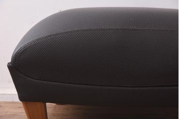 展示品　IDC大塚家具　LINLEY(リンレイ)　アストネット　革ブラック　オットマン(フットスツール)(定価約33万円)(R-041904)